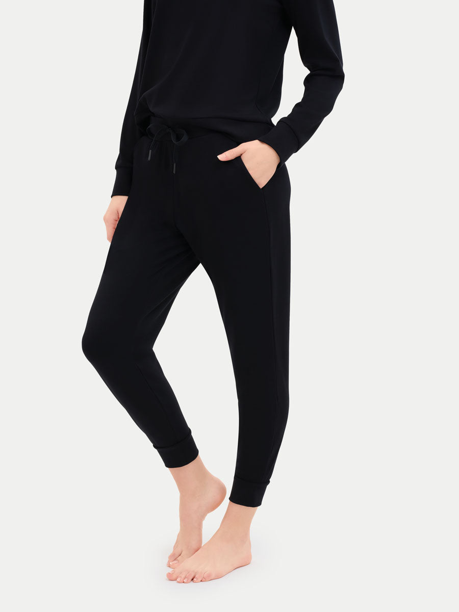 #color_black / Georgia is 5′9″ wearing a size S