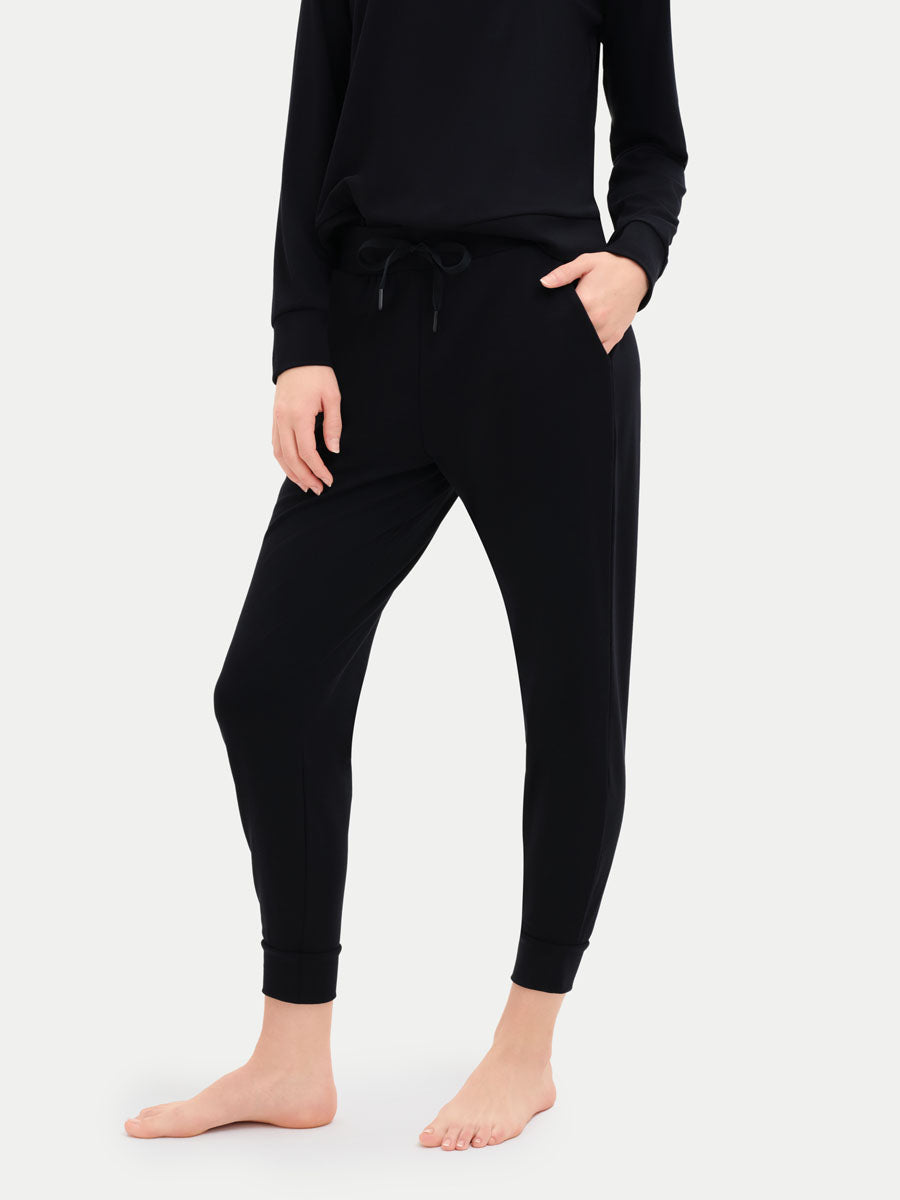 #color_black / Georgia is 5′9″ wearing a size S